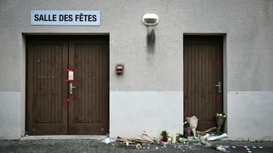 Des fleurs déposées devant la salle des fêtes de Crépol, le 22 novembre 2023 dans la Drôme, où Thomas est décédé le 19 novembre 2023 après avoir été blessé d'un coup de couteau