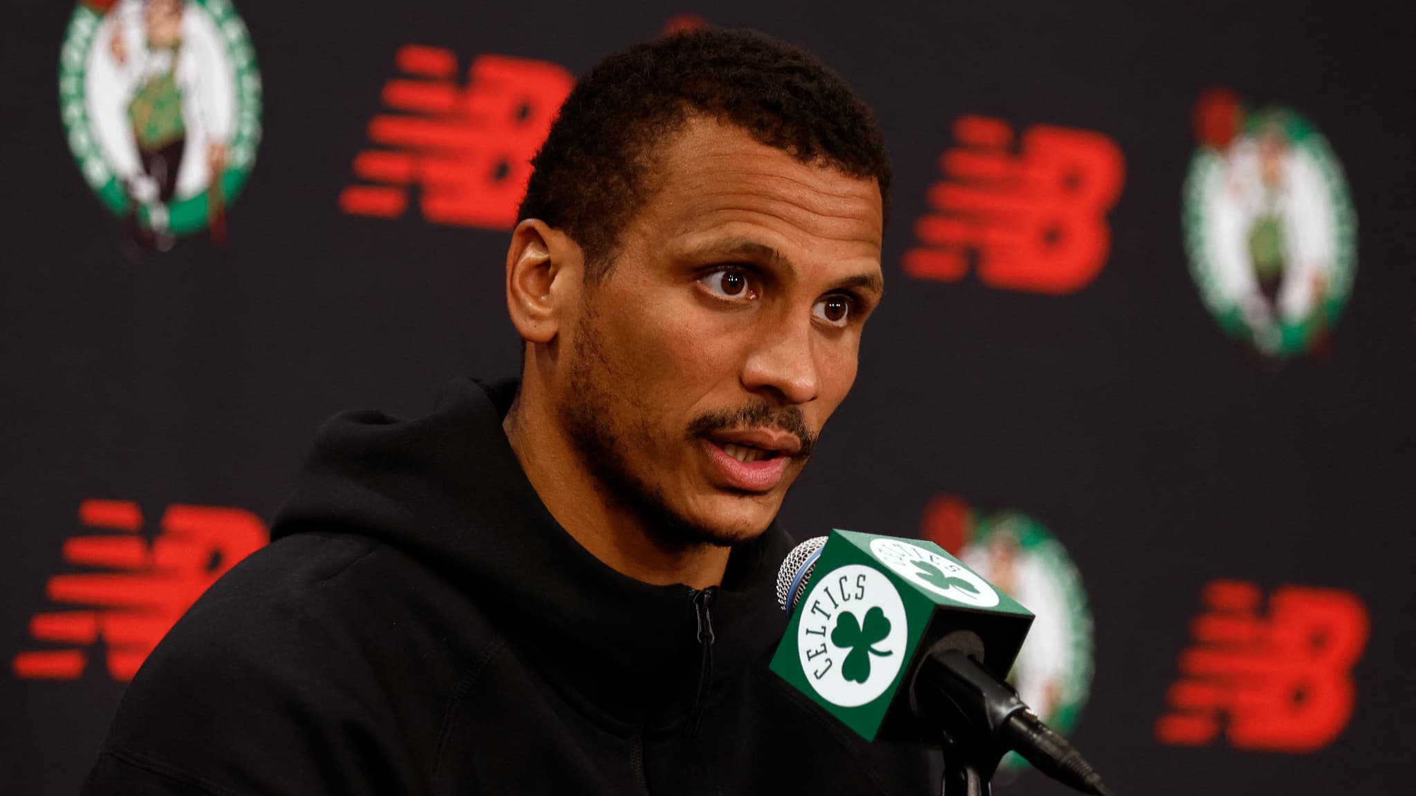 https://images.bfmtv.com/Y-c6PIyWIGll_Z3cCkh99XYrydg=/0x106:2048x1258/images/Le-coach-des-Boston-Celtics-Joe-Mazzulla-le-29-septembre-2025-2215577.jpg