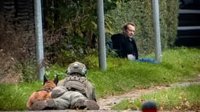 Après sa tentative d'évasion, Peter Madson, assis dans l'herbe et adossé à une rangée d'arbres, affirmait avoir une bombe pour empêcher les policiers de l'approcher.