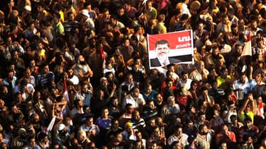 Les Frères musulmans, qui ont poursuivi vendredi leur démonstration de force dans les rues du Caire et les généraux au pouvoir en Egypte pourraient trouver une issue à la guerre des mots qui les oppose par le biais de négociations discrètes engagées en co