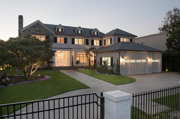 Le basketteur américain LeBron James a acquis une villa à Los Angeles pour 20 millions de dollars. Le basketteur américain LeBron James a acquis une villa à Los Angeles pour 20 millions de dollars.