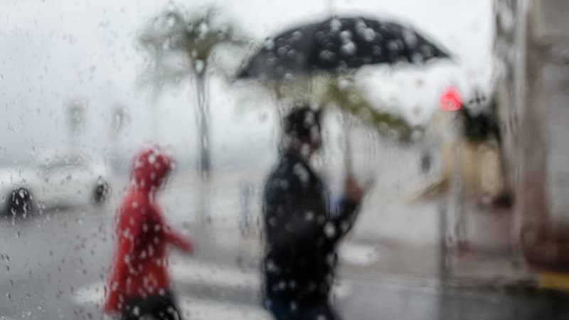 Des personnes sous la pluie (photo d'illustration)