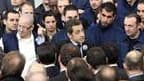 Nicolas Sarkozy entouré d'employés d'Eurocopter, à Marignane, jeudi. La promesse du président de la République d'augmenter de 25% la production industrielle de la France d'ici 2015 fait polémique mais n'en est pas moins ambitieuse. /Photo prise le 4 mars
