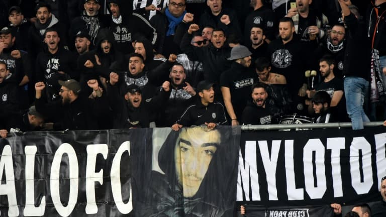 Des supporters du PAOK Salonique encouragent leur équipe, lors de son match de la Ligue Europa contre Vidi, le 8 novembre 2018 à Budapest
