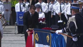 Emmanuel Macron remet les insignes de chevalier de la Légion d'honneur à titre posthume aux trois policiers morts, à Roubaix.
