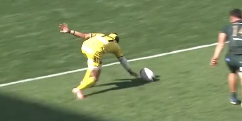 Le raté de Cheslin Kolbe au moment d'aplatir le ballon dans l'en-but lors du match Suntory Sungoliath-Toyota Verblitz (48-25), le 27 avril 2025