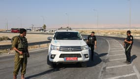 Les forces de sécurité israéliennes ferment une route menant au pont King Hussein (Allenby), principal point de passage frontalier entre la Cisjordanie occupée par Israël et la Jordanie.