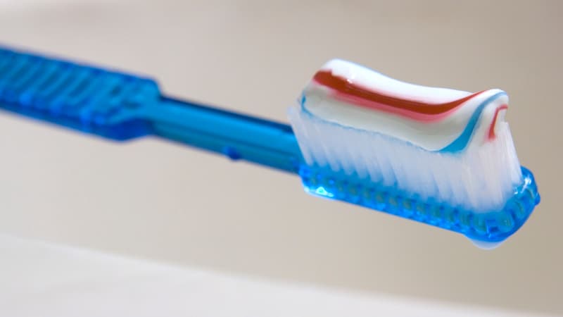 Il y a 60% de chances que votre brosse à dents contienne des matières fécales, selon une étude scientifique américaine.