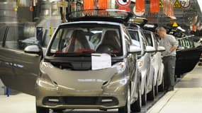 Sur la ligne d'assemblage de la Smart ForTwo dans l'usine Smart de Hambach, en Moselle, le 11 décembre 2012. 