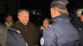 Jacques Billant, préfet du Pas-de-Calais, était lundi 9 décembre à Sangatte, pour échanger avec les policiers nouvellement affectés sur le littoral pour lutter contre les traversées maritimes.