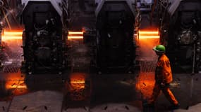 Un employé traverse le laminoir de l'entreprise Badische Stahlwerke GmbH (BSW) à Kehl, dans le Bade-Wurtemberg. 