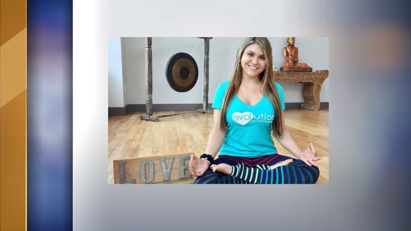 La jeune Sydney Aiello, âgée de 19 ans, en train de faire du yoga.