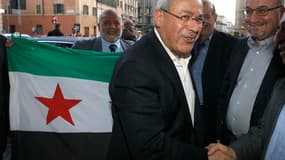 Le président du Conseil national syrien Bourhan Ghalioun à son arrivée à Rome, où trois jours de discussions sont prévus sur le renouvellement de l'équipe dirigeante du CNS, qui doit renforcer sa cohésion et assurer sa crédibilité. En Syrie, de violents a