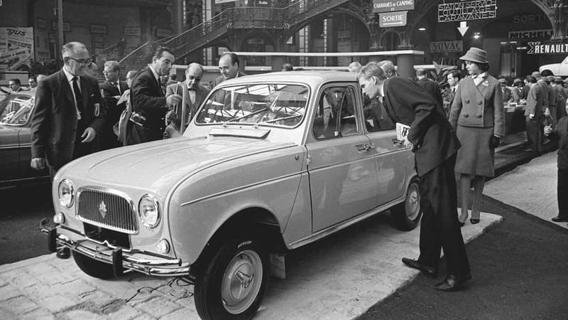 Des visiteurs observent la nouvelle 4L, présentée par Renault le 05 octobre 1961 au salon automobile de Paris, au Grand Palais.