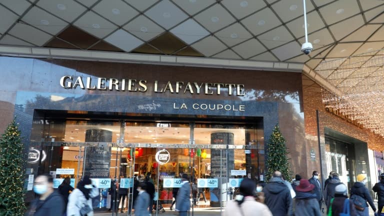 Une des entrées des Galeries Lafayette à Paris, le 28 novembre 2020