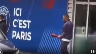 Kylian Mbappé à la sortie de l'entraînement, imitant la célébration de Martinez Kylian Mbappé à la sortie de l'entraînement, imitant la célébration de Martinez