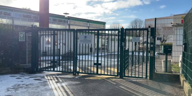 L'entrée du collège Champollion de Dijon, incendié avant les vacances de Noël