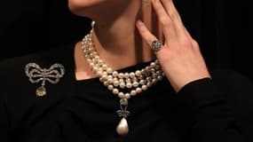 Un mannequin porte les bijoux de la reine Marie-Antoinette, 19 octobre 2018