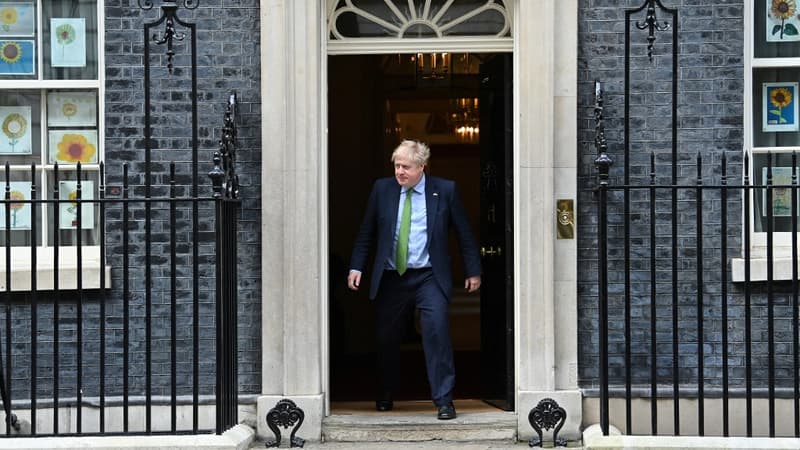 Le Premier ministre britannique sortant de Downing Street le 15 mars 2022. 