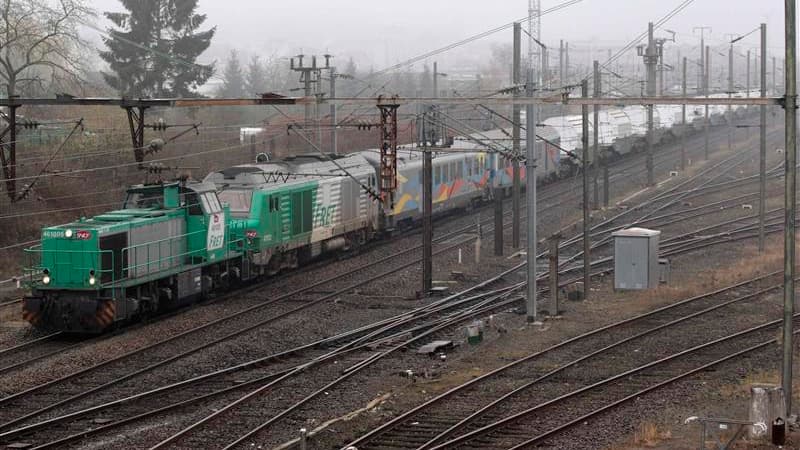 Le train CASTOR, du nom du nom des conteneurs sécurisés renfermant les déchets radioactifs, à forbach, près de la frontière franco-allemande. Le train de déchets nucléaires allemands parti mercredi de Valognes, dans la Manche, a traversé vendredi la front