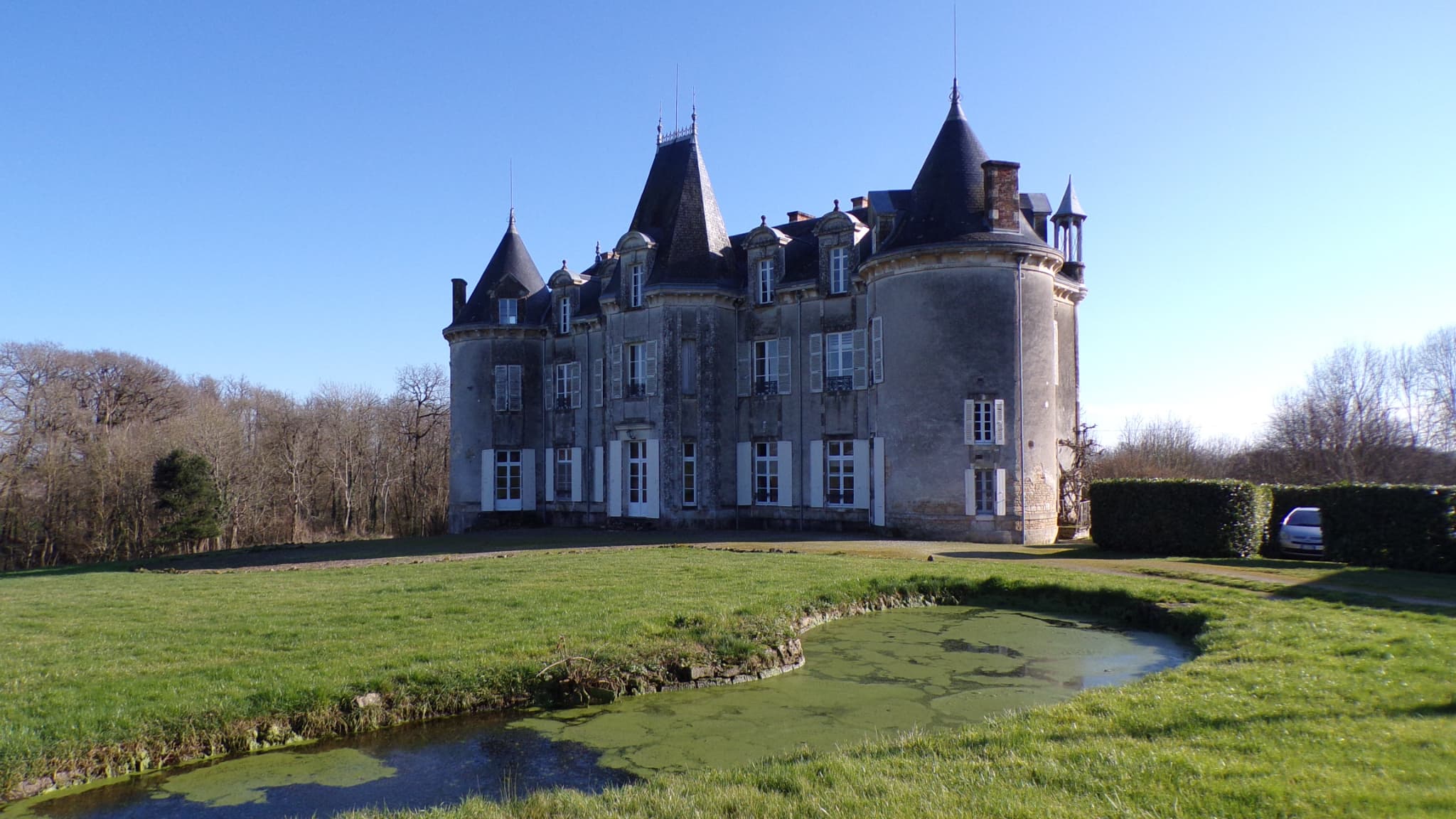 Château du 19ème a été vendu moins d'un million d'euros par Barnes en Vendée. Entouré d'un parc de 7 hectares en bordure de rivière, le château est niché en pleine nature. Château du 19ème a été vendu moins d'un million d'euros par Barnes en Vendée. Entouré d'un parc de 7 hectares en bordure de rivière, le château est niché en pleine nature.