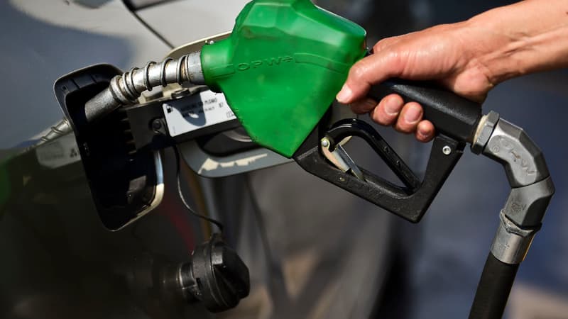 Une personne remplit d'essence le réservoir de son véhicule. (image d'illustration) 
