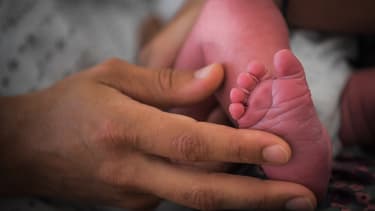 Les mères ont un salaire net horaire moins élevé après la naissance d'un enfant (entre -2 et -3%) tandis que les pères à compétences égales, salariés dans les mêmes entreprises, perçoivent une augmentation de 3%.