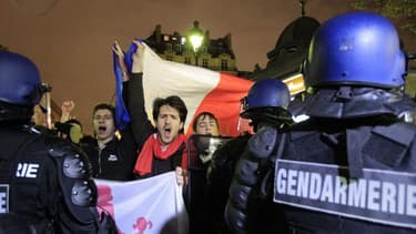 Près de 3.000 personnes ont manifesté jeudi soir aux abords de l'Assemblée nationale contre le projet de loi sur le mariage et l'adoption par les couples homosexuels, selon les chiffres de la préfecture de police. /Photo prise le 18 avril 2013/REUTERS/Gon