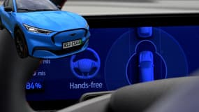 On a testé la conduite assistée sans les mains de Ford en Angleterre
