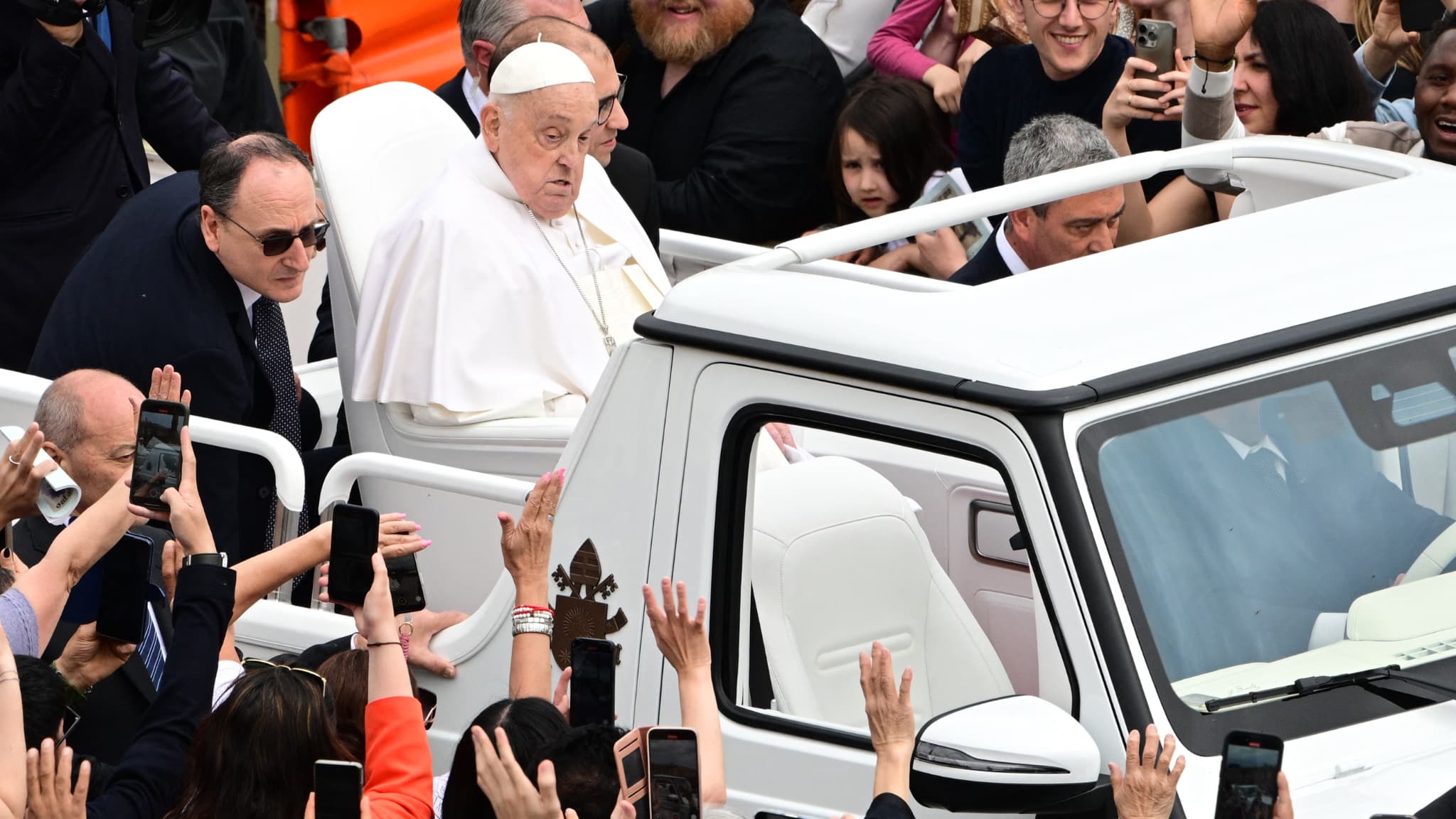 Le pape François salue la foule depuis la papamobile après la messe de Pâques, sur la place Saint-Pierre au Vatican, le 20 avril 2025.