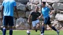 Emmanuel Macron au duel avec Florian Thauvin. Le président porte un t-shirt du Groupe de Sécurité de la Présidence de la République, chargé de sa protection.