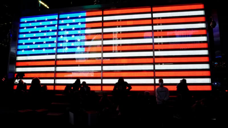 Des Américains suivent leur élection présidentielle depuis Times Square, le 4 novembre 2020 à New York