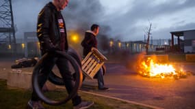 Le syndicat SNP-FO a mis le feu à une barricade, obligeant les pompiers à intervenir