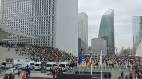 Des gilets jaunes rassemblés sur l'esplanade de la Défense, à Paris le 6 avril 2019