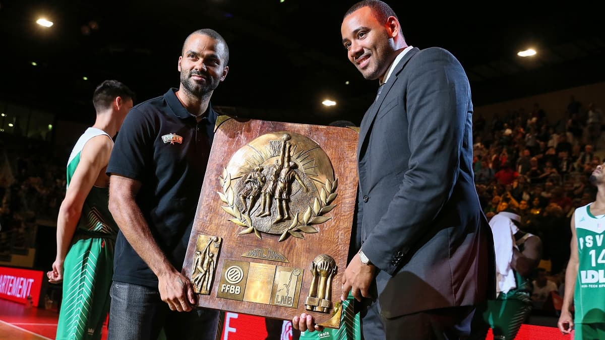 Tony Parker (à gauche) et Gaëtan Muller posent avec le Trophée des Champions remporté avec l'ASVEL en 2016