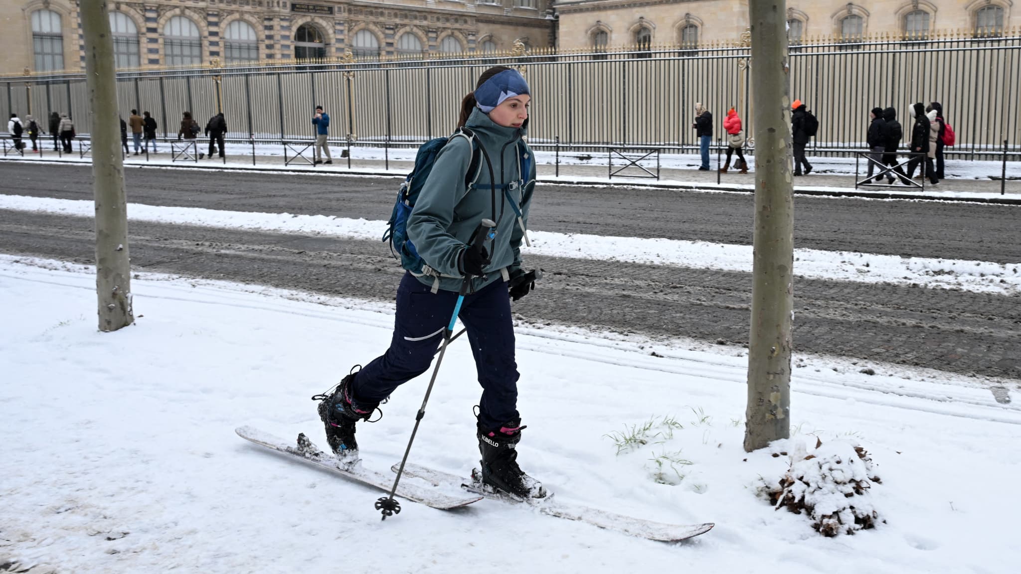 Une skieuse de fond près du musée du Louvre à Paris mercredi 7 janvier 2026. Une skieuse de fond près du musée du Louvre à Paris mercredi 7 janvier 2026.