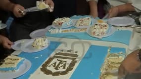 L'énorme gâteau d'anniversaire offert aux supporters venus célébrer Lionel Messi en bas de son hôtel, le 24 juin 2024
