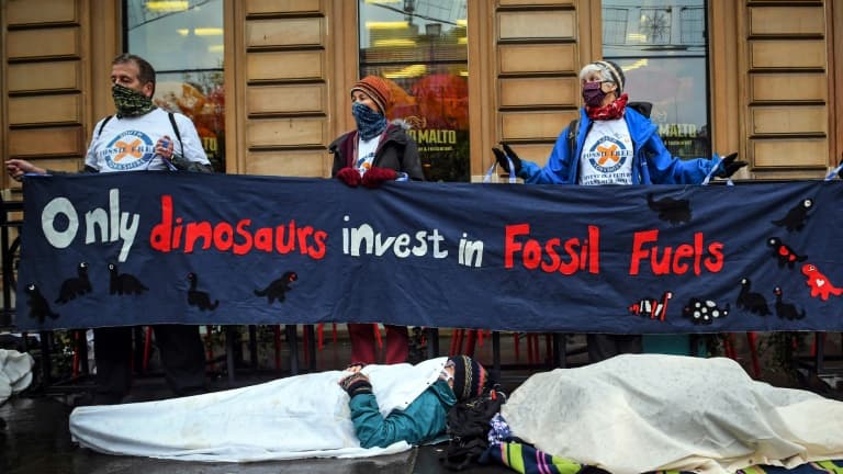 Des militants du groupe Extinction Rebellion participent à un "die-in" à Glasgow en marge de la COP26 sur le climat, le 8 novembre 2021