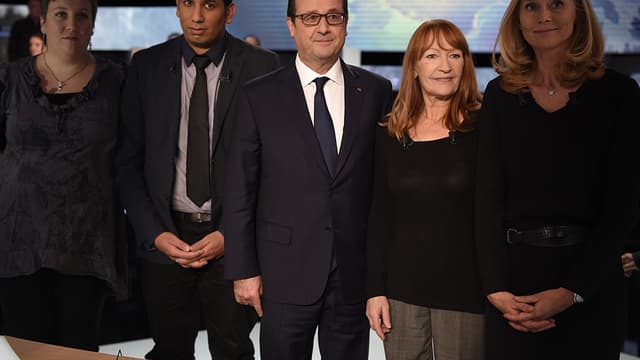 François Hollande au milieu des 4 Français sélectionnés par TF pour l'interroger. Catherine Faucheron est située à la gauche du chef de l’État.
