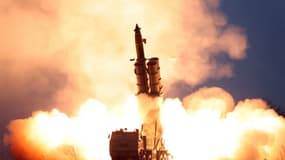 Le tir d'essai d'un système de fusée à lancement multiple ultra-large, le 28 novembre 2019, en Corée du Nord.