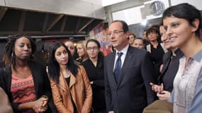 François Hollande visite un foyer parisien accueillant des victimes de violences conjugales. Le chef de l'Etat a annoncé un plan global destiné à la protection des victimes. /Photo prise le 25 novembre 2012/REUTERS/Bertrand Langlois/Pool
