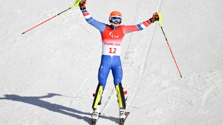 La joie d'Arthur Bauchet, après sa victoire dans le super combiné (catégorie debout) aux Jeux paralympiques de Pékin, le 5 mars 2022 à Yanqing