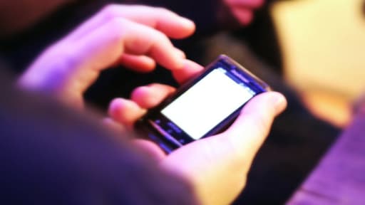 Se réveiller la nuit pour répondre à un texto aurait de grave conséquences sur le sommeil.