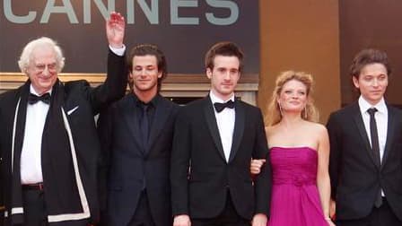 Bertrand Tavernier en haut des marches, aux cotés de Gaspard Ulliel, Grégoire Leprince-Ringuet, Mélanie Thierry et du chanteur Raphaël (de gauche à droite), à l'occasion de la projection du film "La Princesse de Montpensier", en lice pour la Palme d'or du