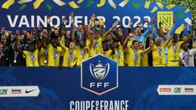 Le FC Nantes soulevant le trophée de la Coupe de France