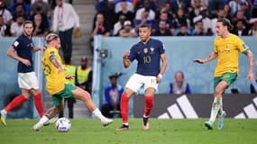 Jason Cummings (à gauche de la photo) tentant de défendre contre Mbappé