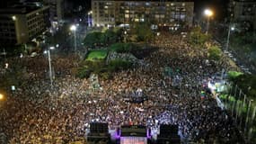 Des manifestants rassemblés sur la place Yitzhak Rabin à Tel-Aviv pour manifester contre une loi interdisant la GPA aux couples gays, le 22 juillet 2018