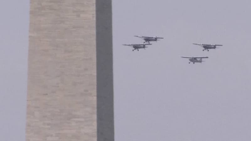 Des avions de guerre américains datant de la Seconde Guerre mondiale volent au-dessus Washington pour célébrer l'anniversaire de la victoire contre l'Allemagne nazie, vendredi 8 mai 2015.