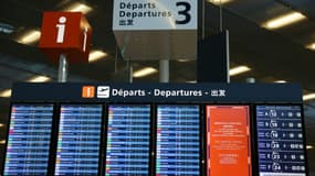 Un panneau annonce un mouvement de grève le 25 avril 2024 à l'aéroport d'Orly à côté du tableau des vols au départ
