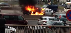 Deux voitures en feu sur le périphérique Porte d'Asnières  - Témoins BFMTV